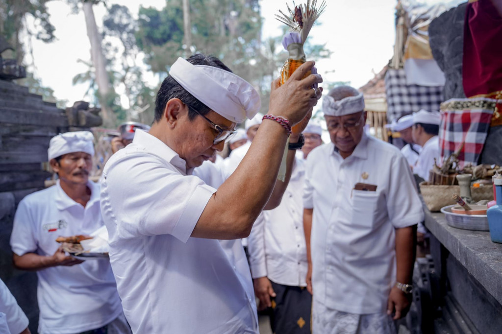 Sekda Adi Arnawa Mendem Pedagingan di Pura Dauh Pasar Binong Werdi Bhuwana Mengwi